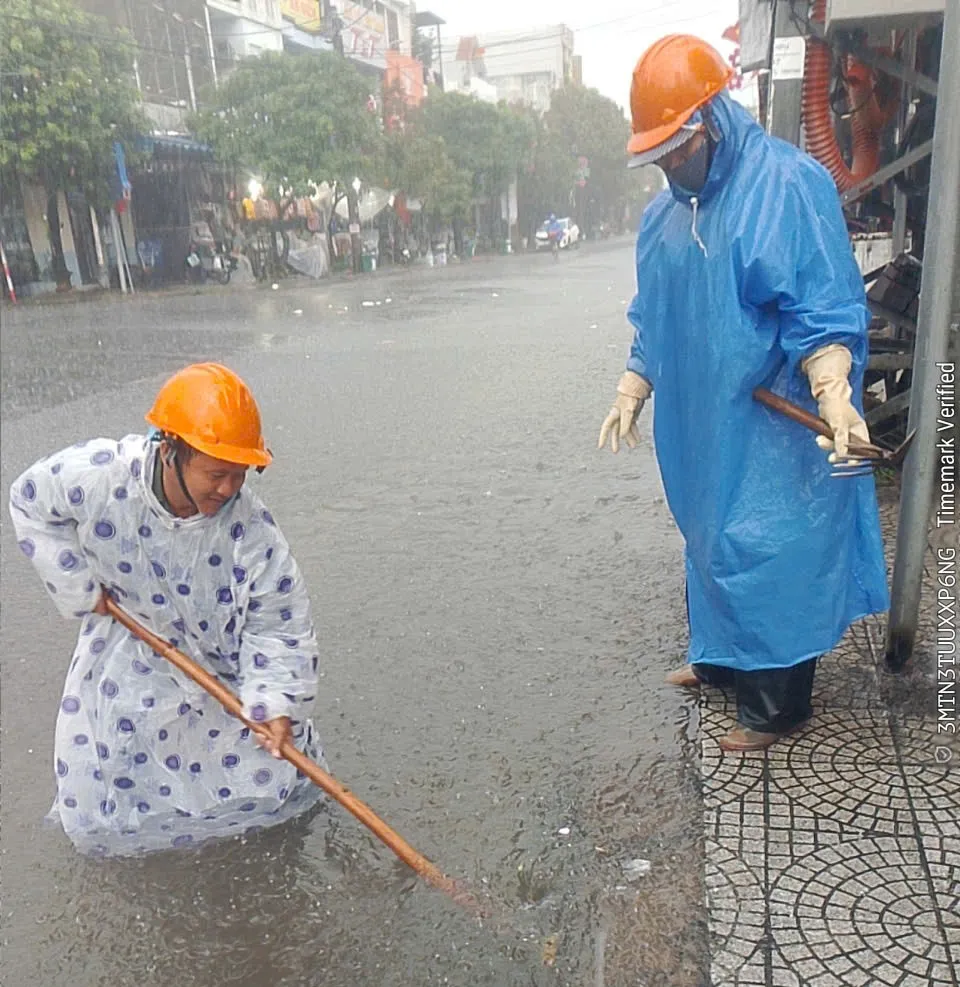 Đà Nẵng mưa lớn, nhiều tuyến đường ngập sâu, sạt lở đất ảnh 9