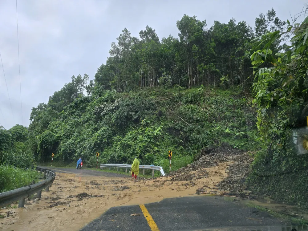 Sạt lở tại xã Hòa Vang (TP Đà Nẵng). Ảnh: LÊ PHÚ NGUYỆN