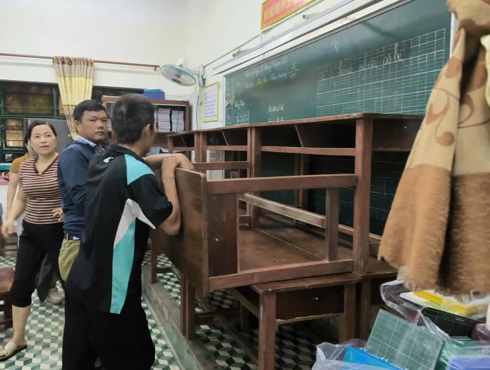 Các trường học tại xã Hòa Vang triển khai phòng chống bão. Ảnh: LÊ PHÚ NGUYỆN