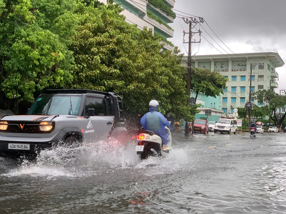 Ngập lụt chiều nay ở đường Quang Trung (phường Hải Châu). Ảnh: THIÊN VŨ