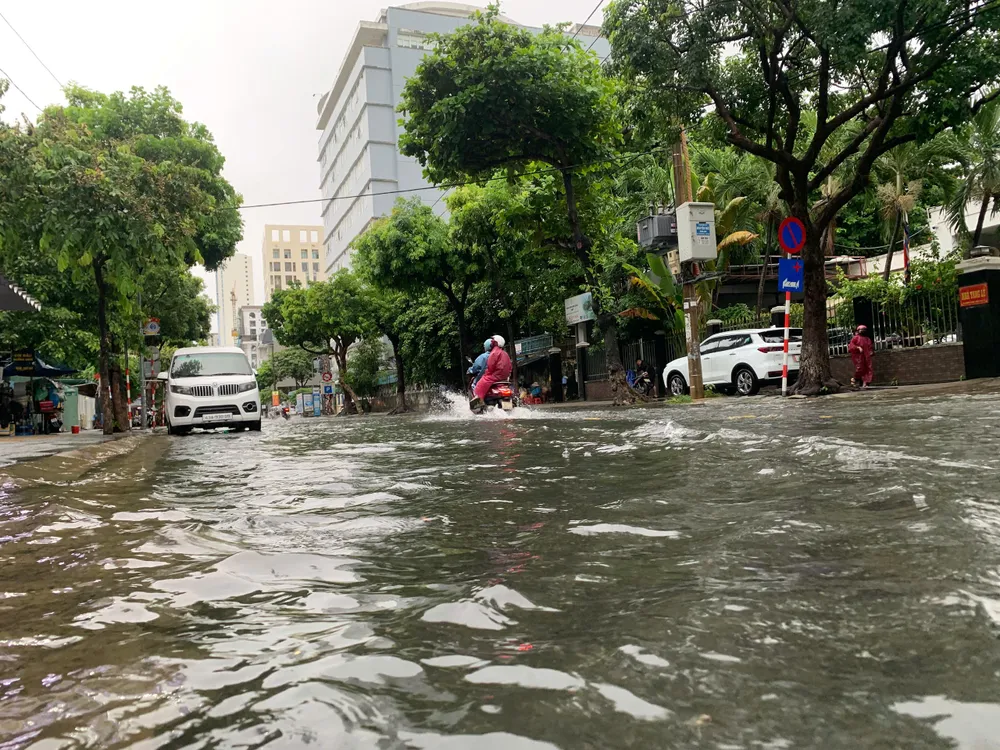 Ngập lụt chiều nay ở đường Quang Trung (phường Hải Châu). Ảnh: THIÊN VŨ