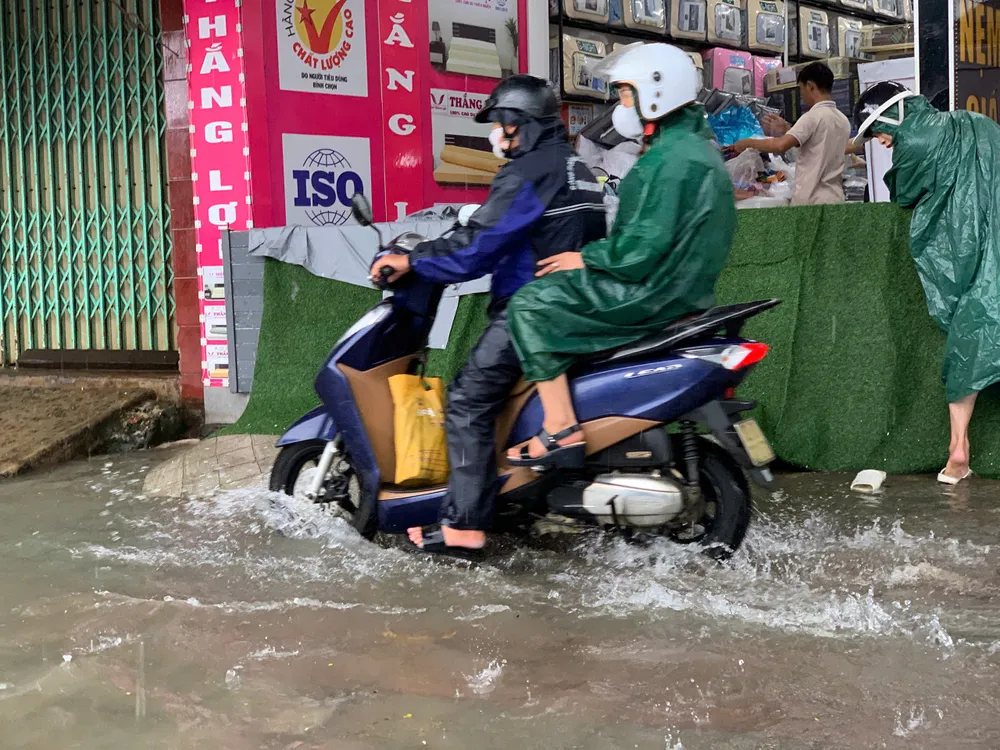 Nhiều hộ dân đã dùng tấm la phông che chắn, ngăn nước tràn vào nhà. Ảnh: THIÊN VŨ