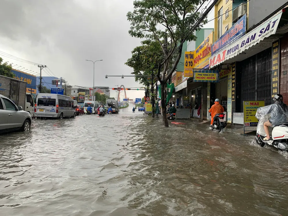 Mưa lớn do ảnh hưởng của bão số 10 khiến nhiều tuyến phố tại Đà Nẵng ngập sâu. Ảnh: THIÊN VŨ