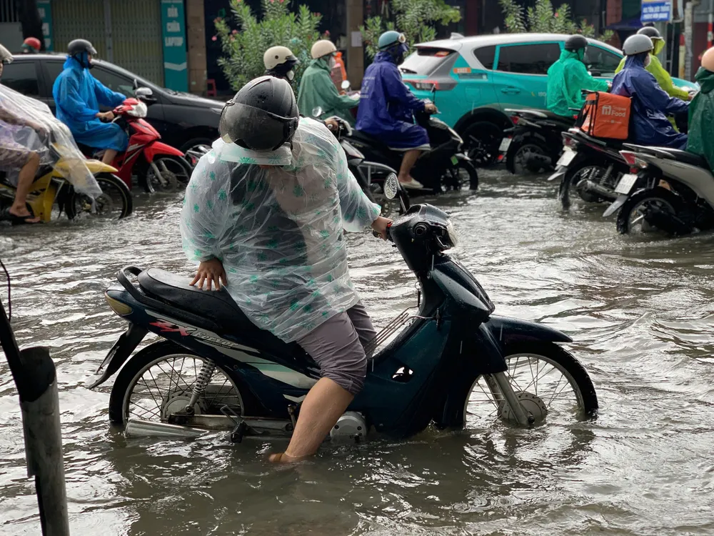 Nhiều phương tiện chết máy. Ảnh: THIÊN VŨ