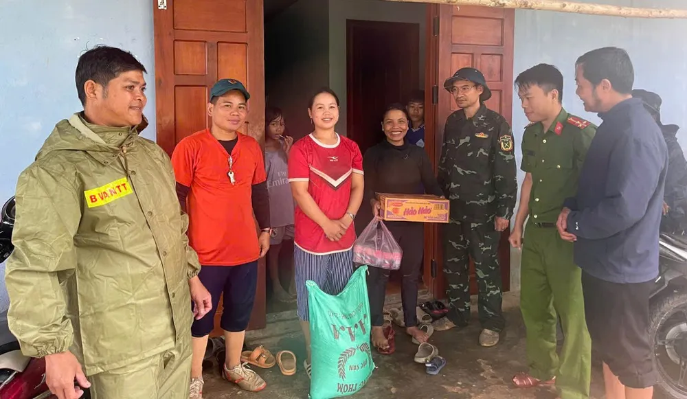 Lãnh đạo UBND xã A Vương thăm hỏi, động viên người dân thôn A’ur đang ở lại trung tâm xã do mưa lớn chia cắt đường về thôn. Ảnh: BRIU QUÂN