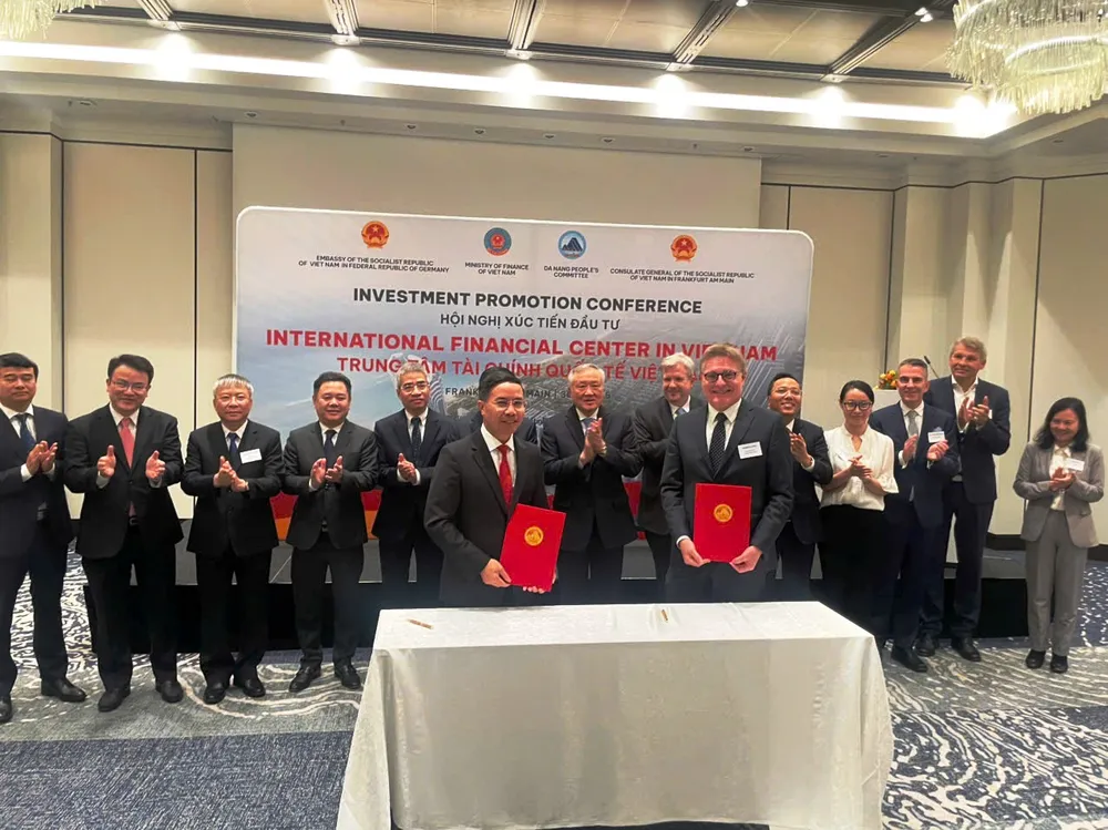 Chủ tịch UBND TP Đà Nẵng Phạm Đức Ấn ký kết Bản ghi nhớ hợp tác về Trung tâm tài chính với Công ty Frankfurt Main Finance