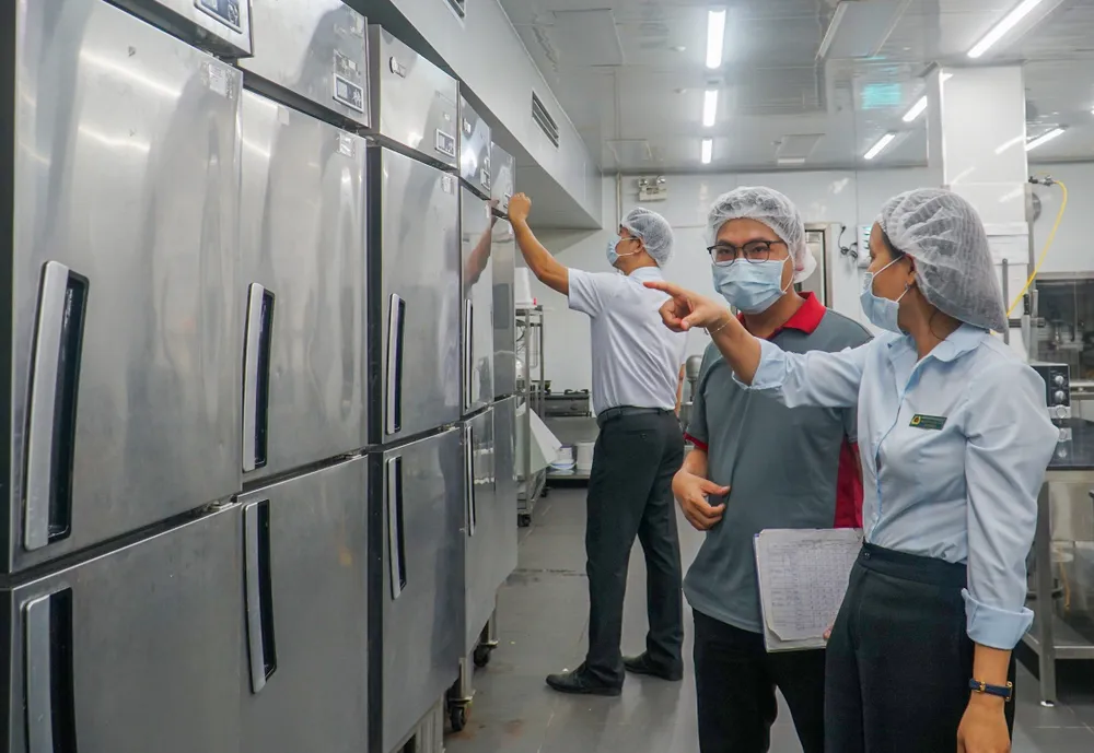 Đoàn kiểm tra tiến hành giám sát quy trình chế biến tại cửa hàng ABC Bakery. Ảnh: XUÂN QUỲNH