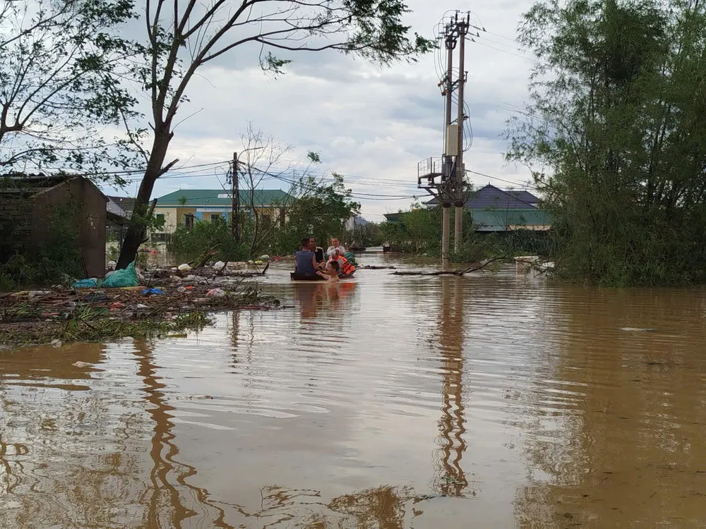 Trẻ em mặc áo phao ngồi trên thuyền, được đưa ra khỏi vùng ngập lũ Người dân chạy lên đê Tả Lam tránh nạn Người dân phải đưa cả xe điện lên thuyền để di chuyển Tuyến đê Tả Lam