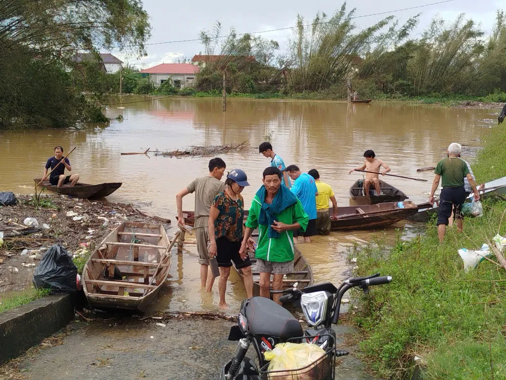 Người dân chạy lên đê Tả Lam tránh nạn