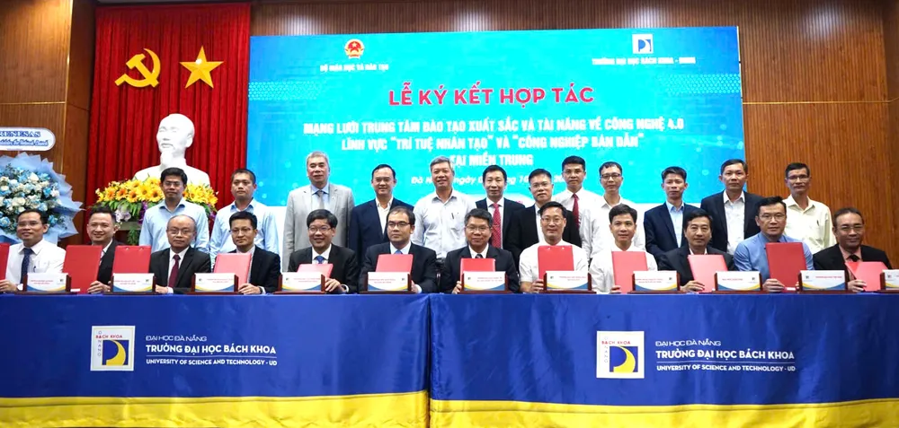 Các trường đại học tham gia ký kết hợp tác. Ảnh: XUÂN QUỲNH