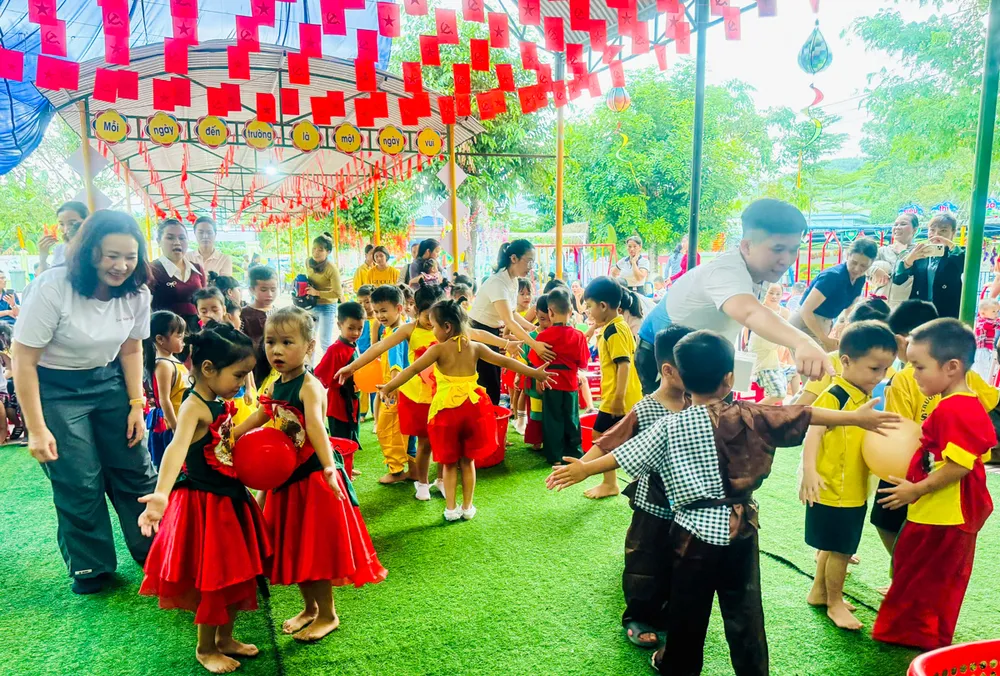 Các em nhỏ tại Trường Mẫu giáo Sơn Ca hào hứng tham gia chương trình