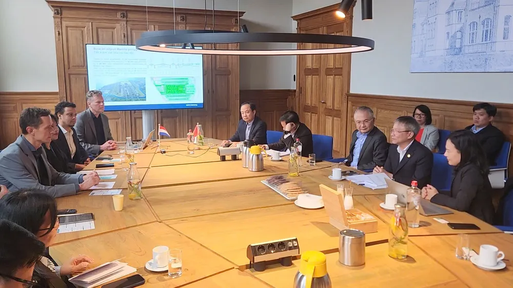 Chủ tịch HĐND TP Đà Nẵng Nguyễn Đức Dũng chia sẻ với đối tác Hà Lan một số định hướng và các lĩnh vực hợp tác của Đà Nẵng. Ảnh: ĐOÀN CÔNG TÁC