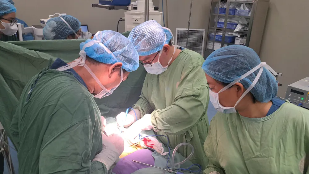 Các bác sĩ Bệnh viện Đà Nẵng phối hợp liên chuyên khoa phẫu thuật khẩn cấp cứu sống bệnh nhân