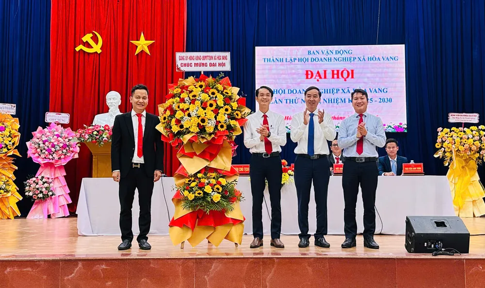 Lãnh đạo xã Hòa Vang tặng hoa chúc mừng đại hội. Ảnh: XUÂN QUỲNH