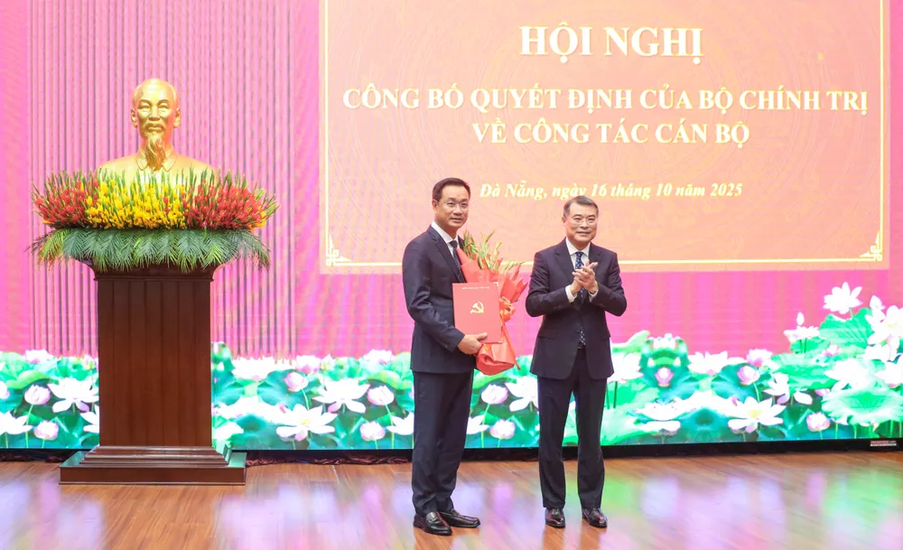 Đồng chí Lê Minh Hưng, Ủy viên Bộ Chính trị, Bí thư Trung ương Đảng, Trưởng ban Tổ chức Trung ương trao quyết định cho đồng chí Lê Ngọc Quang, Bí thư Thành ủy Đà Nẵng. Ảnh: XUÂN QUỲNH