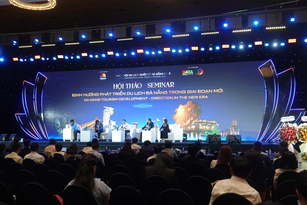 Các chuyên gia thảo luận về định hướng phát triển Đà Nẵng giai đoạn mới. Ảnh: XUÂN QUỲNH