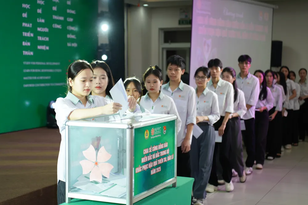 Thầy trò Đại học Đông Á quyên góp ủng hộ đồng bào khắc phục hậu quả thiên tai, bão lũ năm 2025