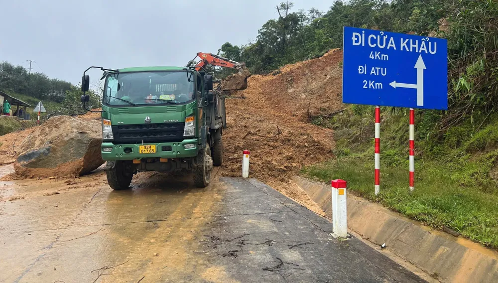 Sạt lở nghiêm trọng trên đường lên cửa khẩu Tây Giang. Ảnh: Xã Hùng Sơn