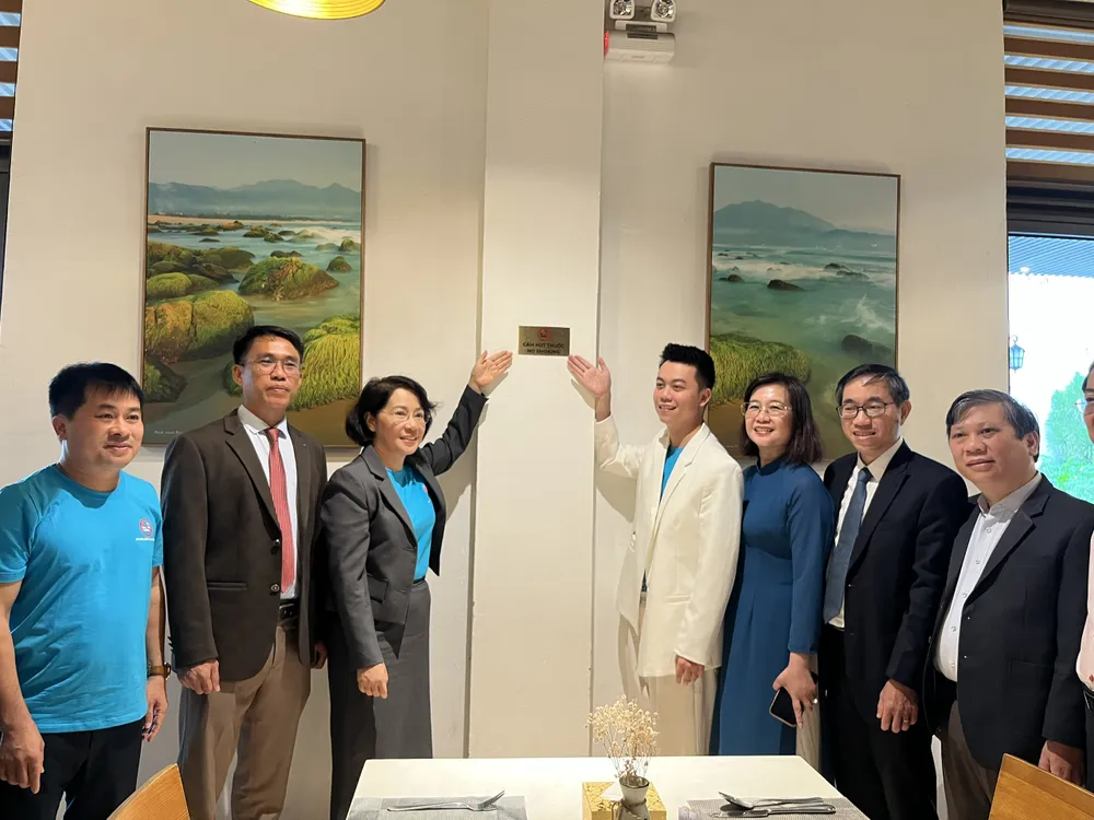 Treo/dán biển “Cấm hút thuốc các khách sạn, nhà hàng trên địa bàn TP Đà Nẵng