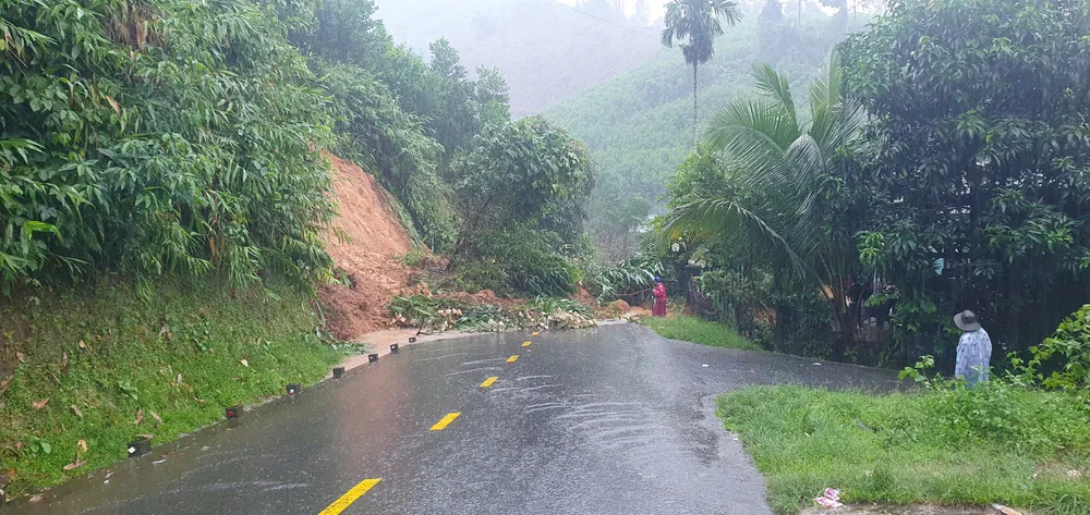 Sạt lở tại khu vực từ ngã 3 Trà Giác cũ đến trung tâm xã Nam Trà My trong sáng 26-10