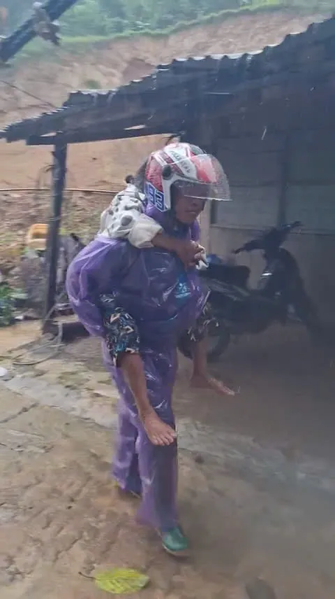 Lực lượng xung kích hỗ trợ di dời người dân