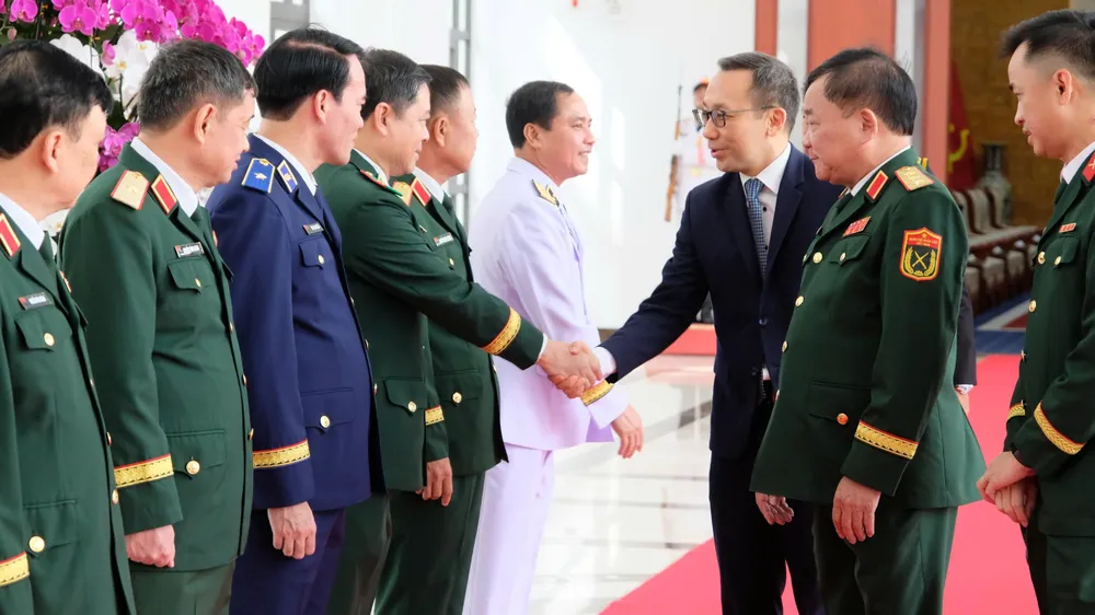 Ông Chan Heng Ki, Thư ký Thường trực Bộ Quốc phòng Singapore bắt tay với đại biểu Bộ Quốc phòng Việt Nam. Ảnh: XUÂN QUỲNH