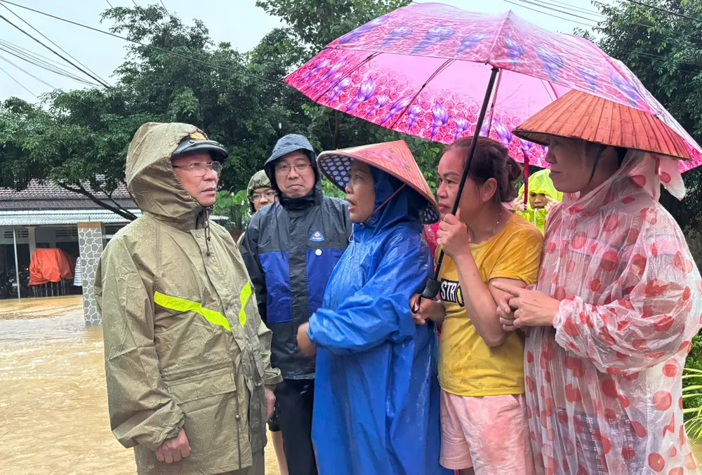 Ông Nguyễn Đức Dũng thăm hỏi, động viên bà con tại xã Điện Bàn Tây. Ảnh: XUÂN QUỲNH