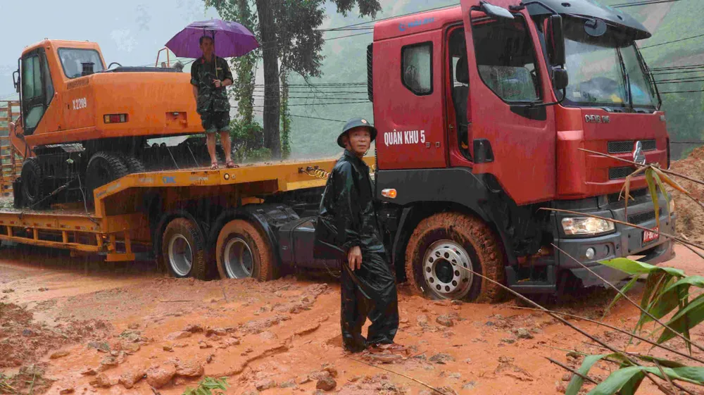Hình ảnh người lính quyết tâm 'mở đường thắng lợi' giúp đỡ đồng bào trong mưa lũ