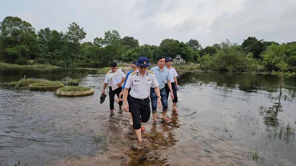 Đại tá Nguyễn Hữu Hùng, Chính ủy Trung đoàn 351 cùng đoàn công tác đến trao quà hỗ trợ người dân vùng ngập lụt tại phường Phong Dinh (TP Huế)