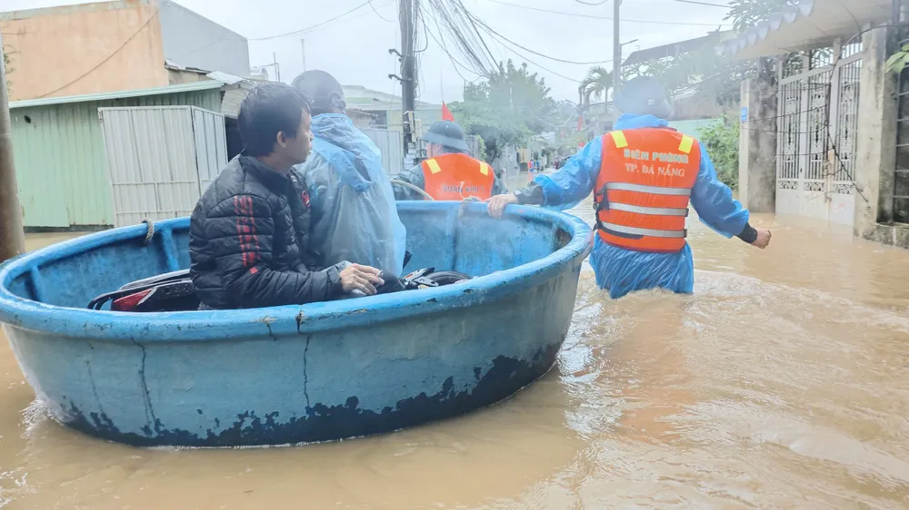Đồn Biên phòng Hải Vân giúp nhân dân phuòng Hòa Khánh di dời người, tài sản tránh lũ lụt đến vị trí an toàn (3).jpg