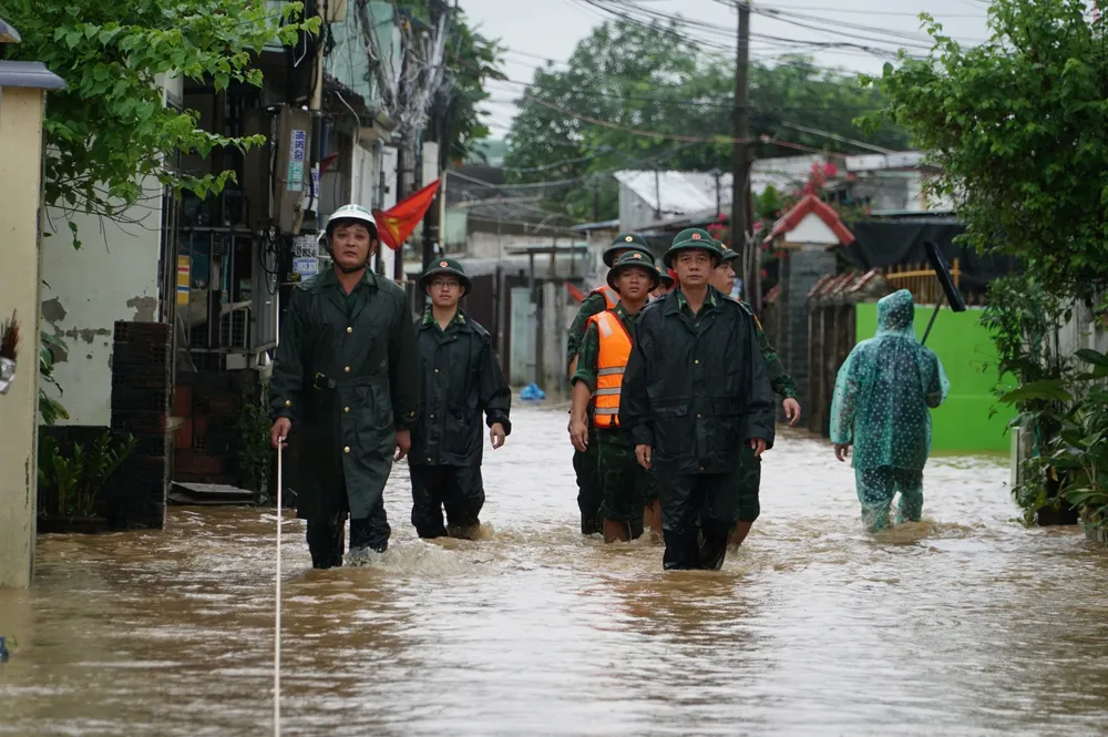 Lực lượng chức năng vào hỗ trợ tại đường Mẹ Suốt. Ảnh: XUÂN QUỲNH