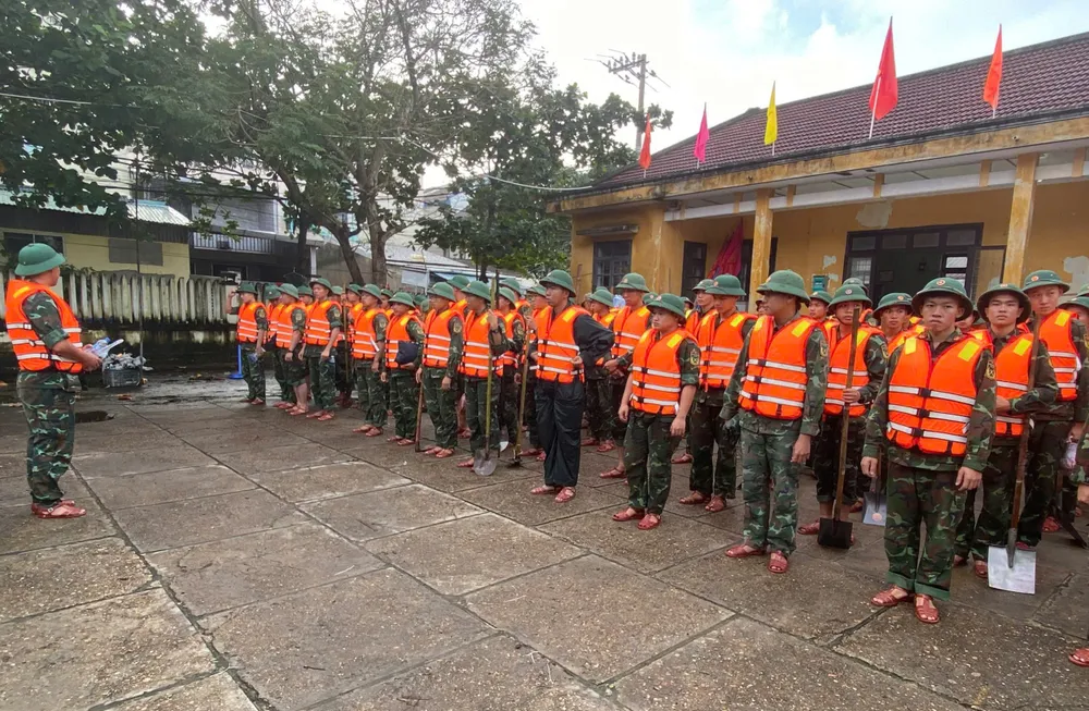 Hơn 100 cán bộ, chiến sĩ Trung đoàn 971 tập trung đến bãi biển An Bàng