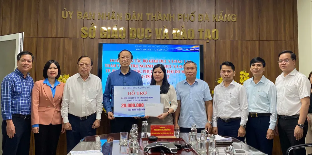 Đoàn công tác của Bộ GD-ĐT thăm, hỗ trợ ngành giáo dục Đà Nẵng khắc phục thiệt hại do mưa lũ. Ảnh: XUÂN QUỲNH