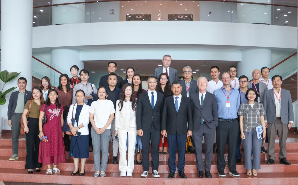 Đoàn chụp ảnh lưu niệm với lãnh đạo TP Đà Nẵng. Ảnh: XUÂN QUỲNH