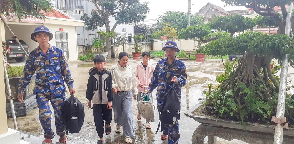 Bộ đội Trạm Ra đa 555 tiếp nhận người dân vào tránh trú 