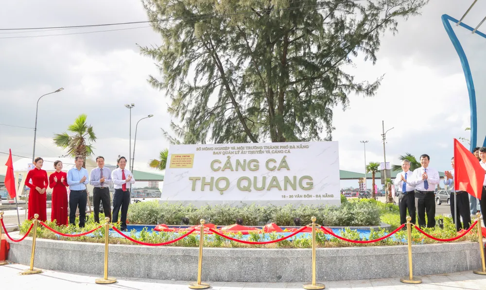Lãnh đạo TP Đà Nẵng thực hiện nghi thức gắn biển công trình. Ảnh: XUÂN QUỲNH