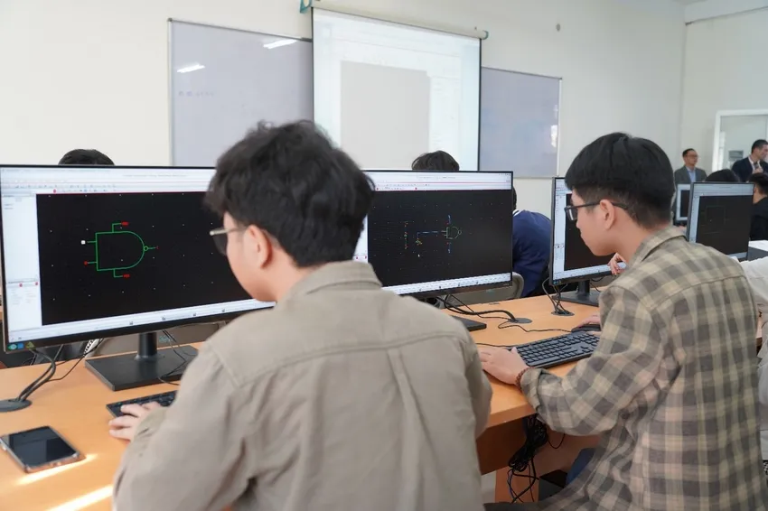 Sinh viên Đại học Bách khoa (Đại học Đà Nẵng) thực hành tại phòng thực hành Thiết kế vi mạch