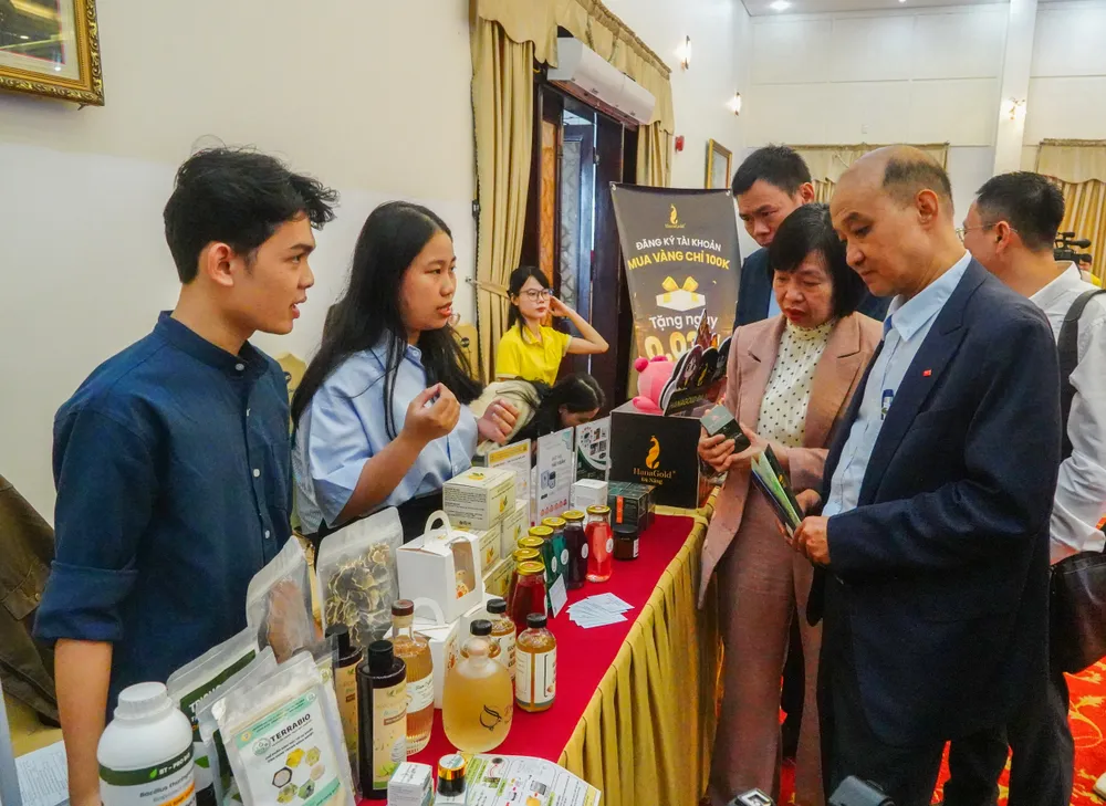 Lãnh đạo TP Đà Nẵng tham quan một số gian hàng khởi nghiệp đổi mới sáng tạo. Ảnh: XUÂN QUỲNH