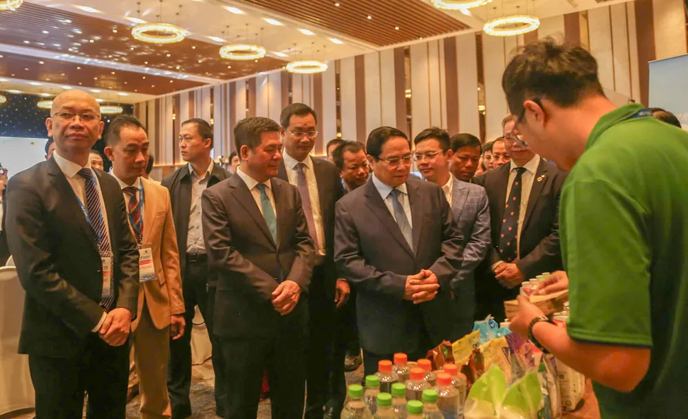 Thủ tướng Phạm Minh Chính tham quan trưng bày sản phẩm dịch vụ, công nghiệp, hậu cần tại diễn đàn. Ảnh: XUÂN QUỲNH