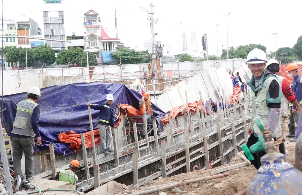 Đơn vị thi công tiến hành khắc phục. Ảnh: XUÂN QUỲNH