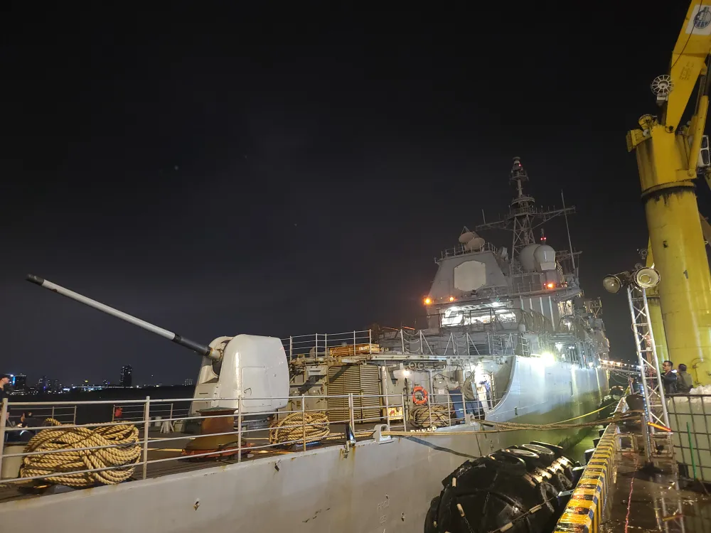 Tàu tuần dương USS Robert Smalls cập cảng Tiên Sa. Ảnh: XUÂN QUỲNH