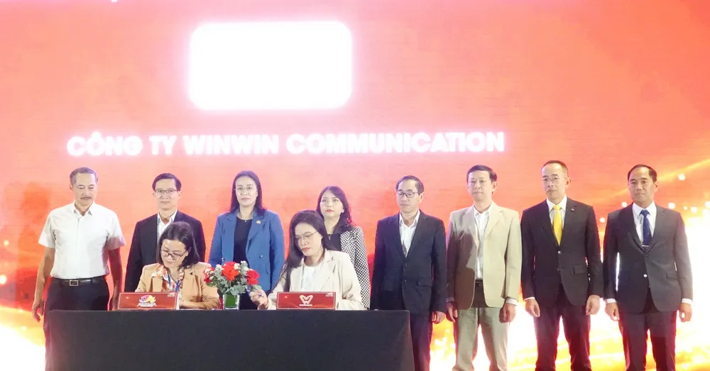 Các đơn vị ký kết đồng hành lễ hội. Ảnh: XUÂN QUỲNH