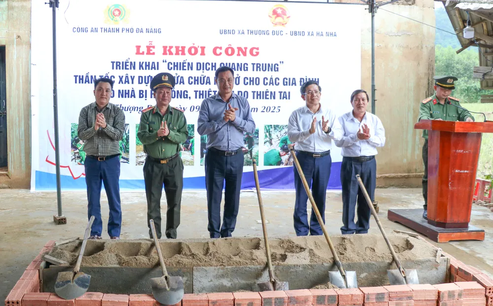 Bí thư Thành ủy Đà Nẵng Lê Ngọc Quang và các đại biểu thực hiện nghi thức khởi công dự án 