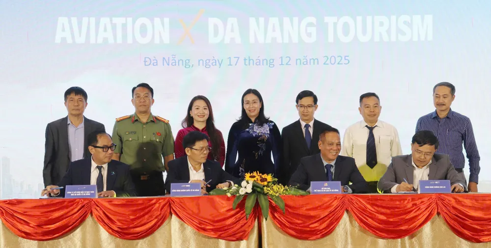 Các đơn vị ký kết biên bản hợp tác. Ảnh: XUÂN QUỲNH