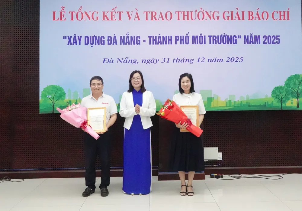 Ban tổ chức trao giải cho tác giả, nhóm tác giải đoạt giải nhất. Ảnh: XUÂN QUỲNH