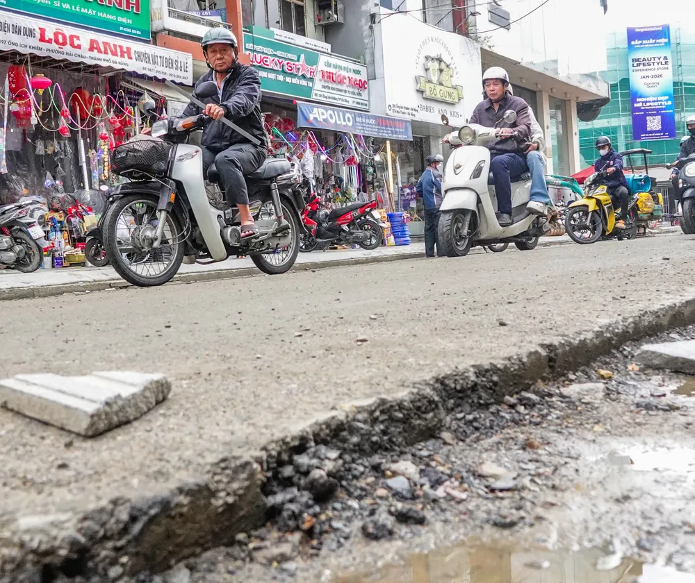 Cận cảnh bản lề bê tông vá tạm dày, chênh cao trên mặt đường Ông Ích Khiêm. Ảnh: XUÂN QUỲNH