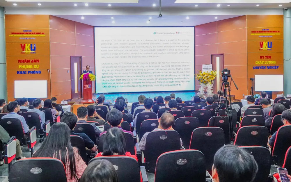 Các nhà khoa học, chuyên gia, giảng viên, nhà nghiên cứu trao đổi tại Hội thảo. Ảnh: XUÂN QUỲNH