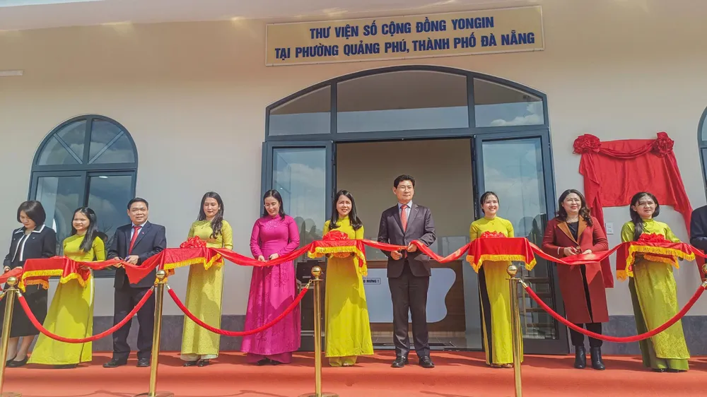 Đại biểu thực hiện nghi thức cắt băng khánh thành. Ảnh: XUÂN QUỲNH