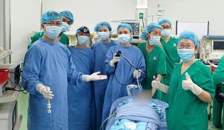 Sau hội chẩn chuyên khoa, bệnh nhi được chỉ định nội soi phế quản cấp cứu lấy dị vật