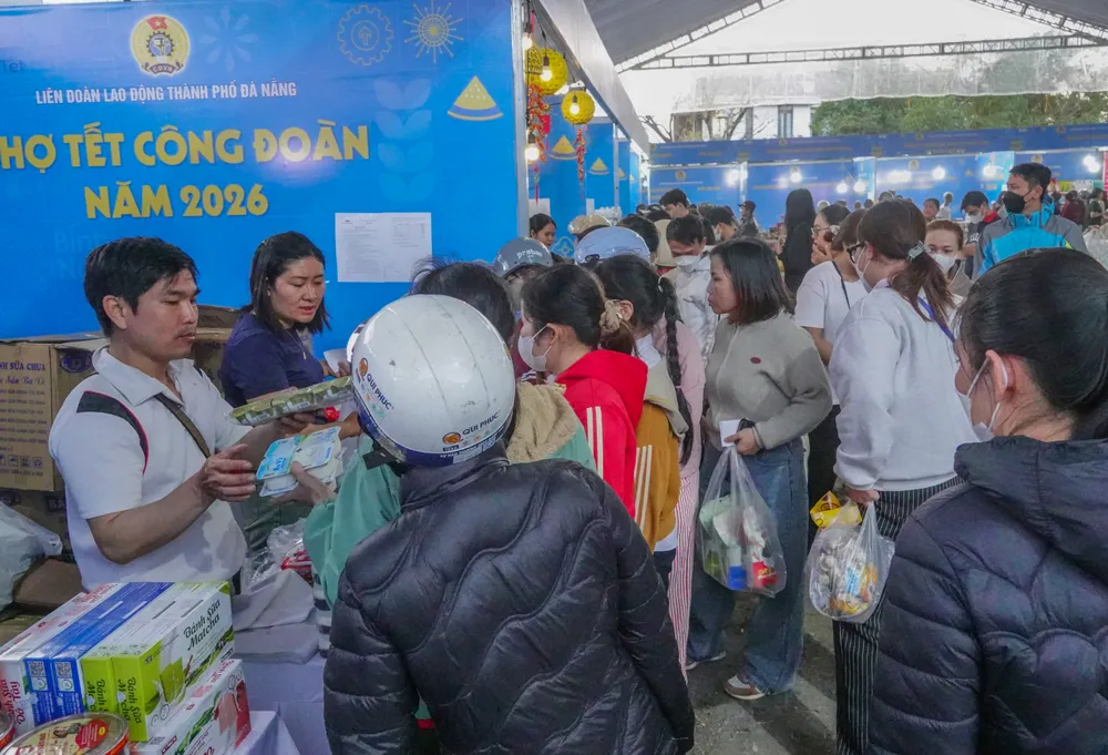 Đông đảo người lao động xếp hàng mua sắm tại các gian hàng. Ảnh: XUÂN QUỲNH